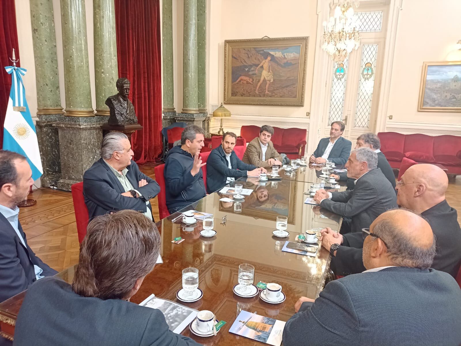 El presidente de la Cámara de Diputados de la Nación, Sergio Massa, recibió a dirigentes mendocinos de la COVIAR.