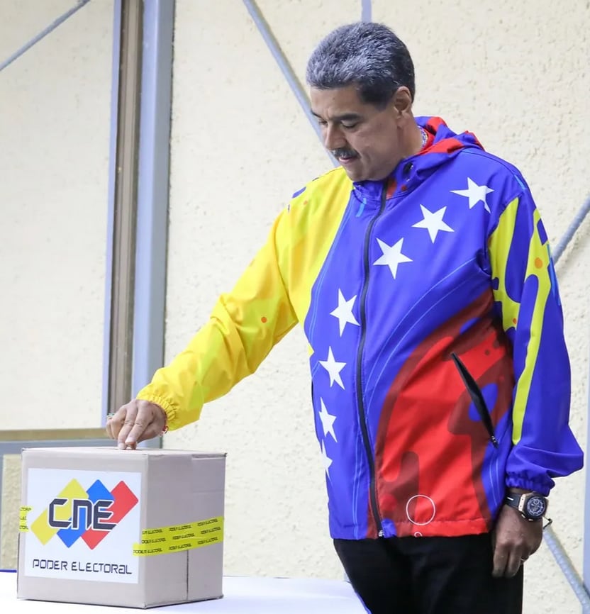 Nicolás Maduro votó esta mañana y aseguró que prevalecerá la paz. EFE.