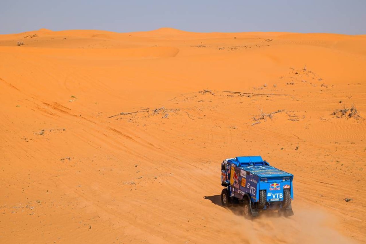 Anton Shibalov se llevó la victoria en la octava etapa del Dakar 2021 entre los camiones. Andrey Karginov y Dmitry Sotnikov lo escoltaron.