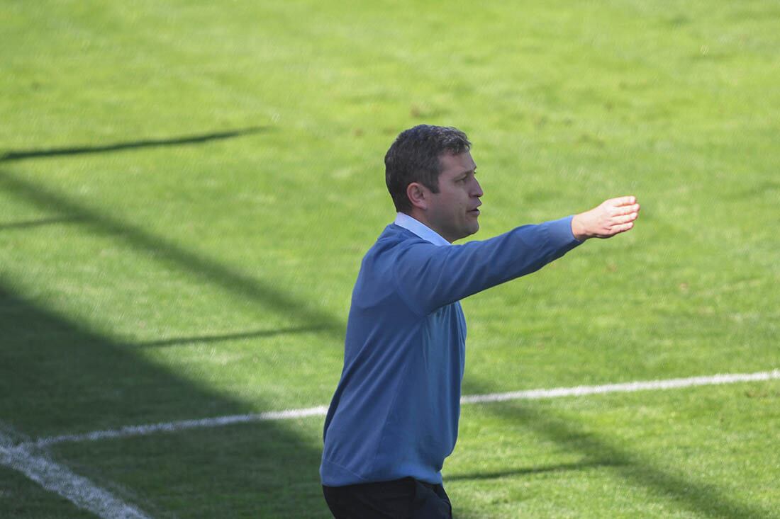 Liga Profesional, Godoy Cruz Antonio Tomba vs. Gimnasia y Esgrima de la Plata, en el estadio Feliciano Gambarte de Godoy Cruz.
Diego Flores D.T. de Godoy Cruz.