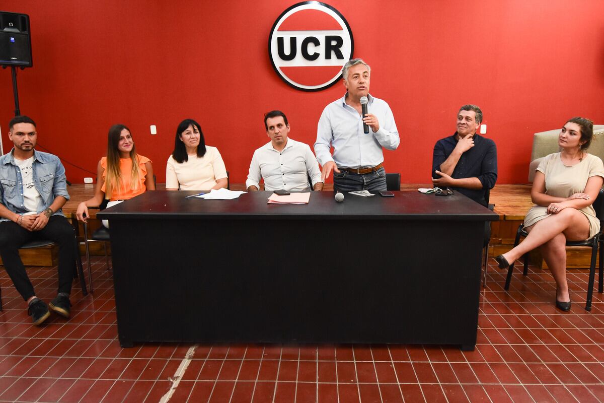 En la mesa central: Facundo Cabrera, Juana Allende nueva Presidenta de la Juventud, Sandra Astudillo, Tadeo Garcia Zalazar, Alfredo Cornejo, Daniel Orozco y Natalia López Guerra. Foto: Mariana Villa / Los Andes