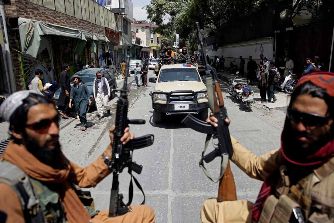 Combatientes patrullan Kabul. Los talibanes celebraron el Día de la Independencia de Afganistán el jueves declarando la derrota a Estados Unidos. (AP /Rahmat Gul)