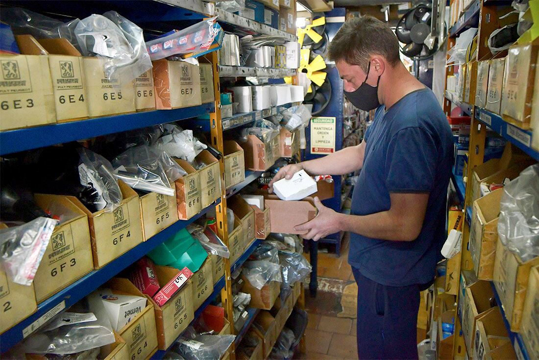 Las casas de repuestos aún no tenían entregas de mercadería o sólo de los proveedores que habían aumentado mucho la semana anterior. Foto: Orlando Pelichotti / Los Andes