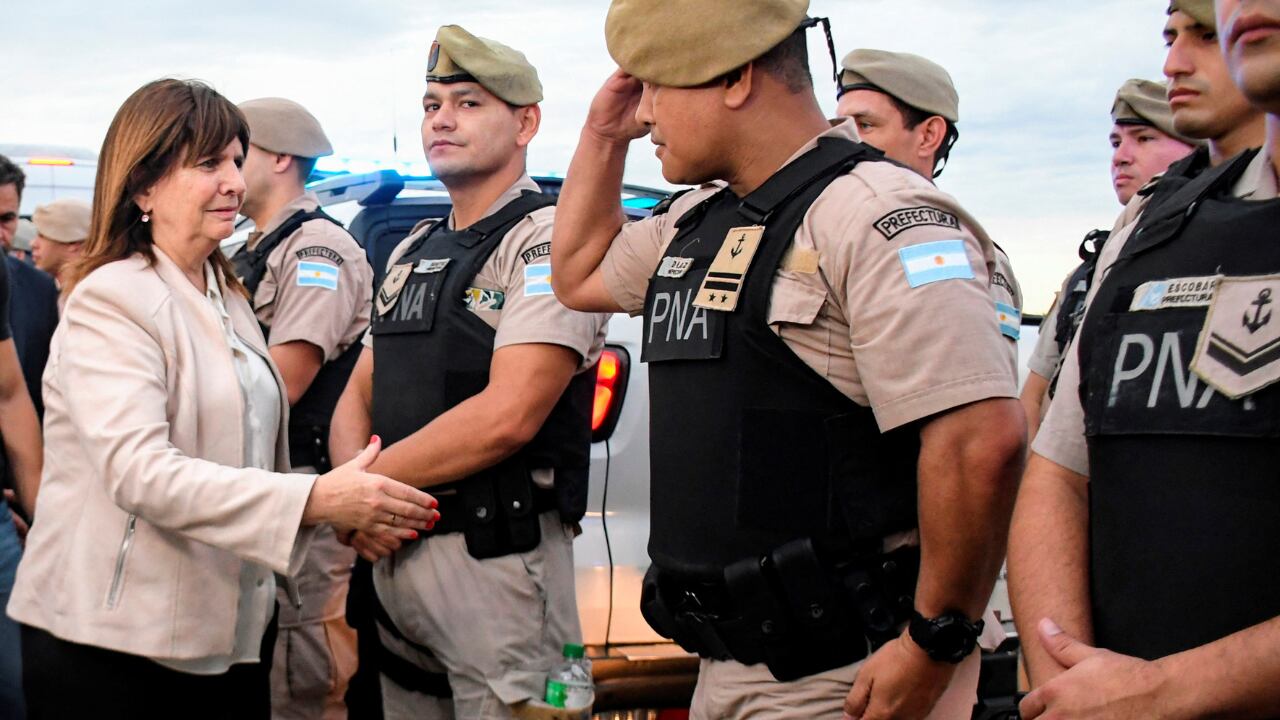 La ministra de Seguridad, Patricia Bullrich, recibió hoy a las fuerzas federales en la ciudad de Rosario. Gentileza: Noticias Argentinas.