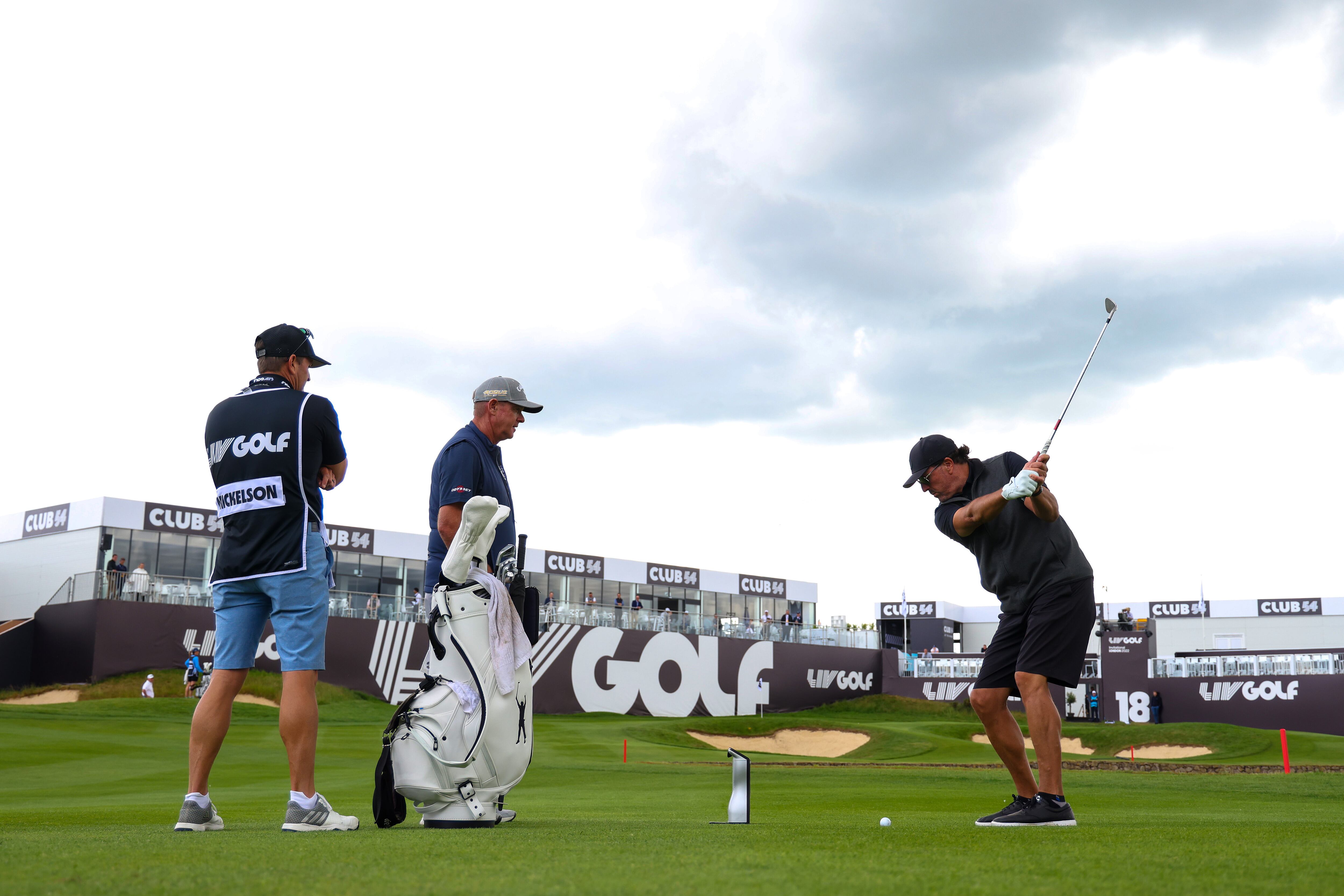 Phil Mickelson, de Estados Unidos, es uno de los once golfistas que han presentado una demanda contra el PGA Tour. Aquí lo vemos en en The Centurion Club, Reino Unido, en el marco del LIV Golf Invitational. Foto por Chris Trotman/LIV Golf/Getty Images.