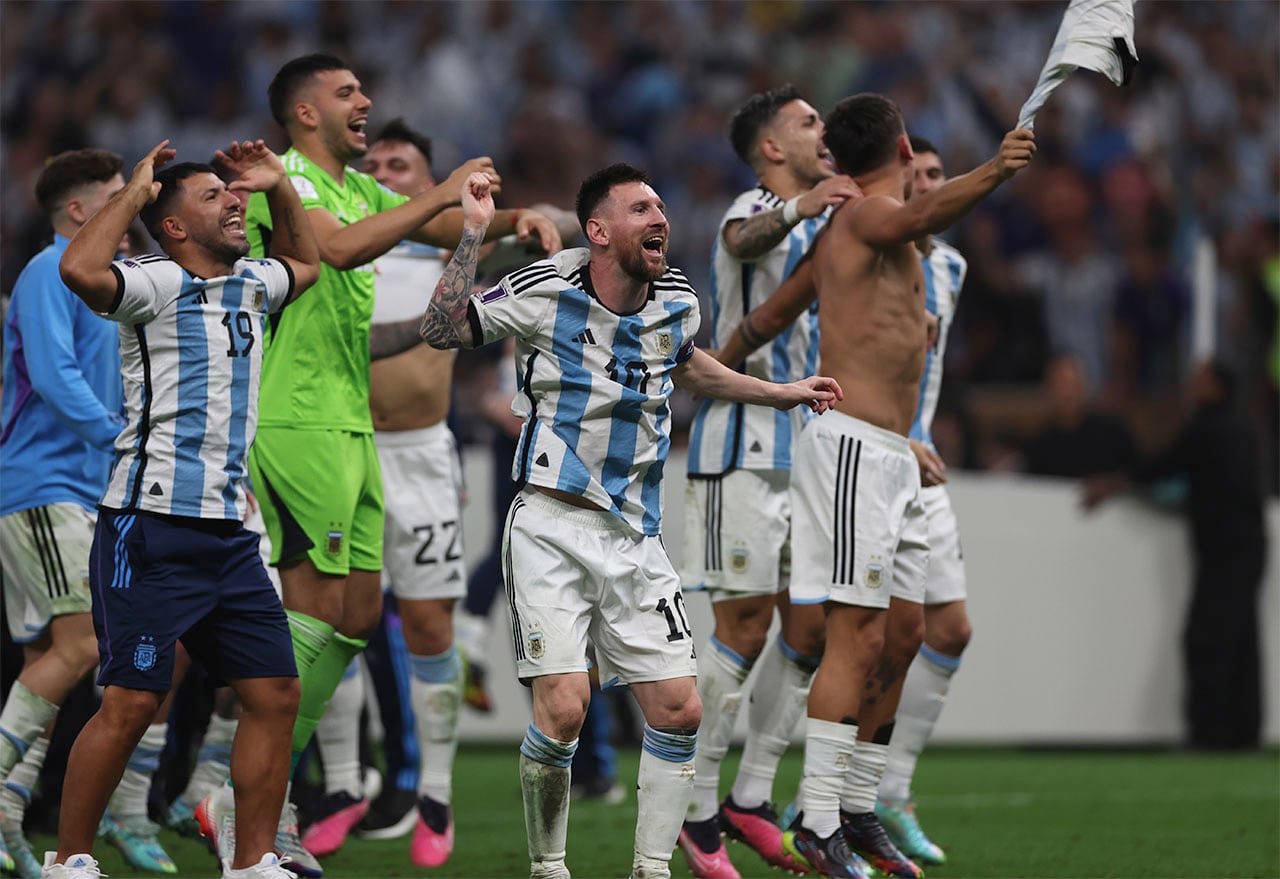 Lusail (Qatar), 18/12/2022.- Lionel Messi (C) of Argentina celebrates with teammates after winning the FIFA World Cup 2022 Final between Argentina and France at Lusail stadium, Lusail, Qatar, 18 December 2022. (Mundial de Fútbol, Francia, Estados Unidos, Catar) EFE/EPA/Tolga Bozoglu
