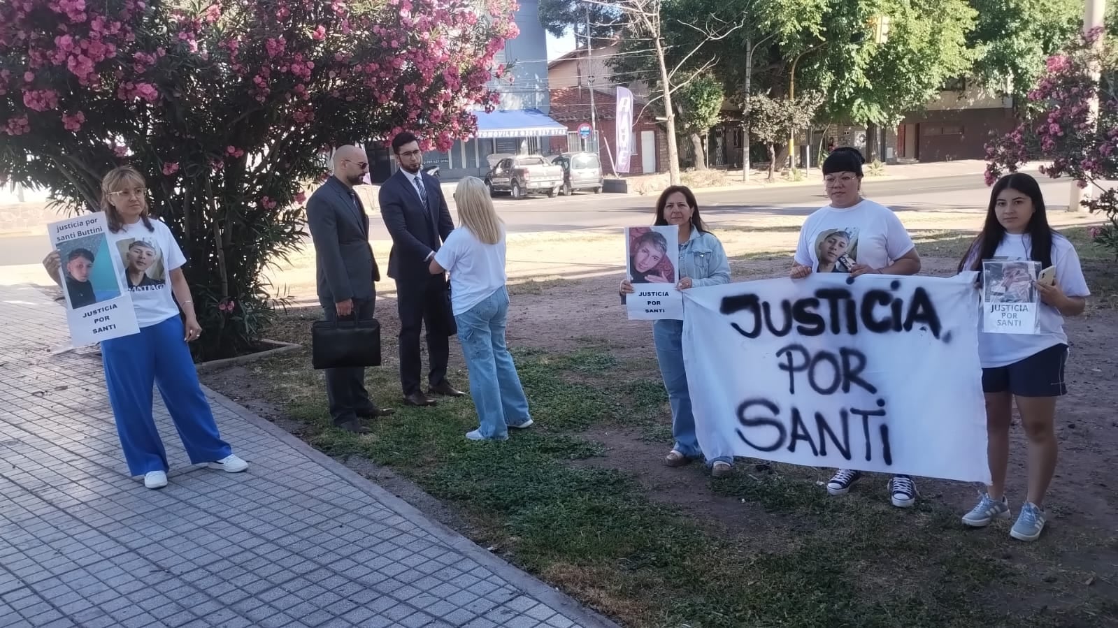 Una camioneta encerró a un joven de 18 años en su moto, cayó y murió en Maipú: su familia pide justicia. Foto: Gentileza