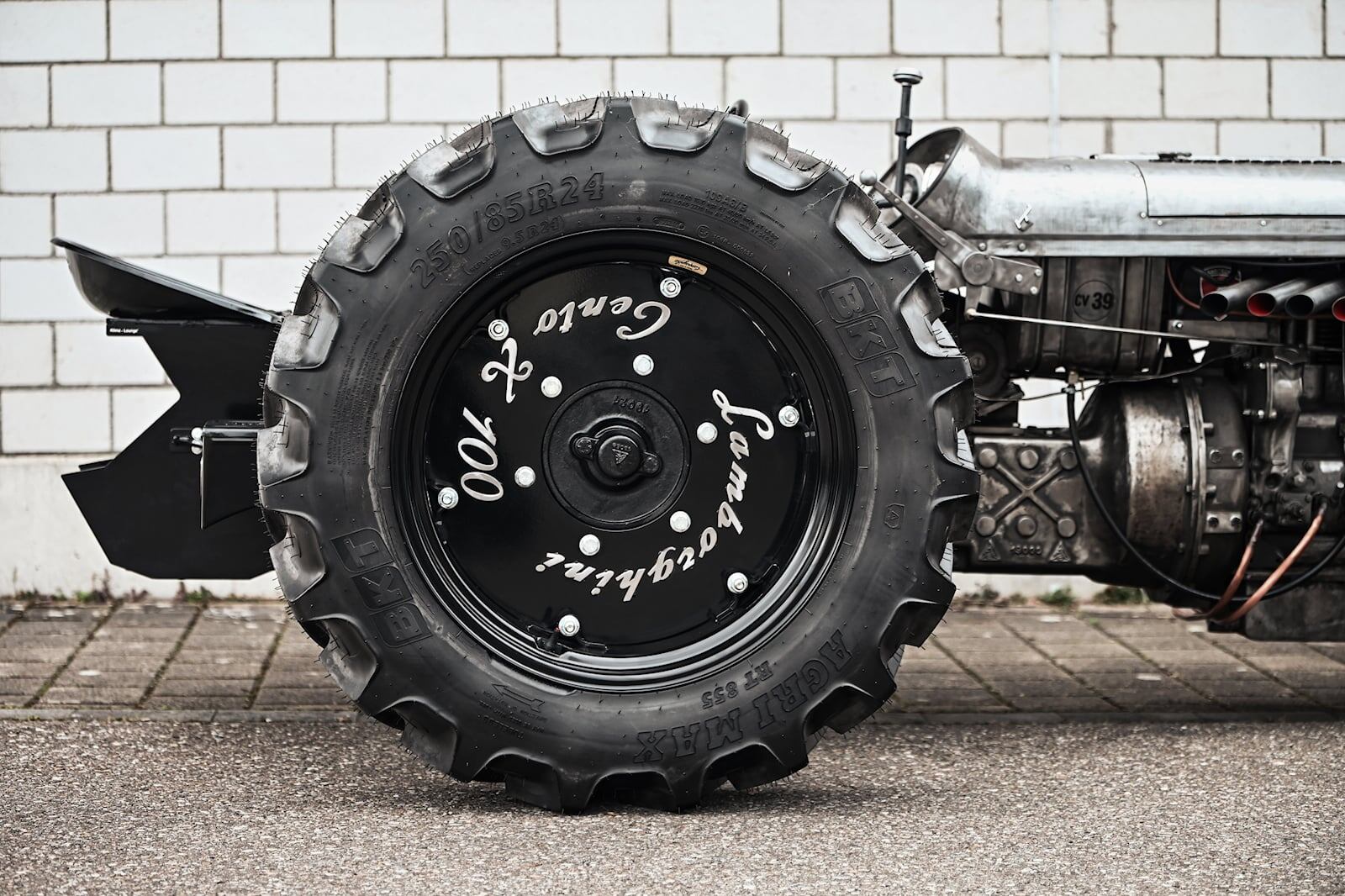 El artista Adler Capelli diseñó el Lamborghini Centenario 1960, dotandoló de un motor potente y detalles únicos. Este tractor demuestra que la pasión y la excelencia de Lamborghini está vigente. 