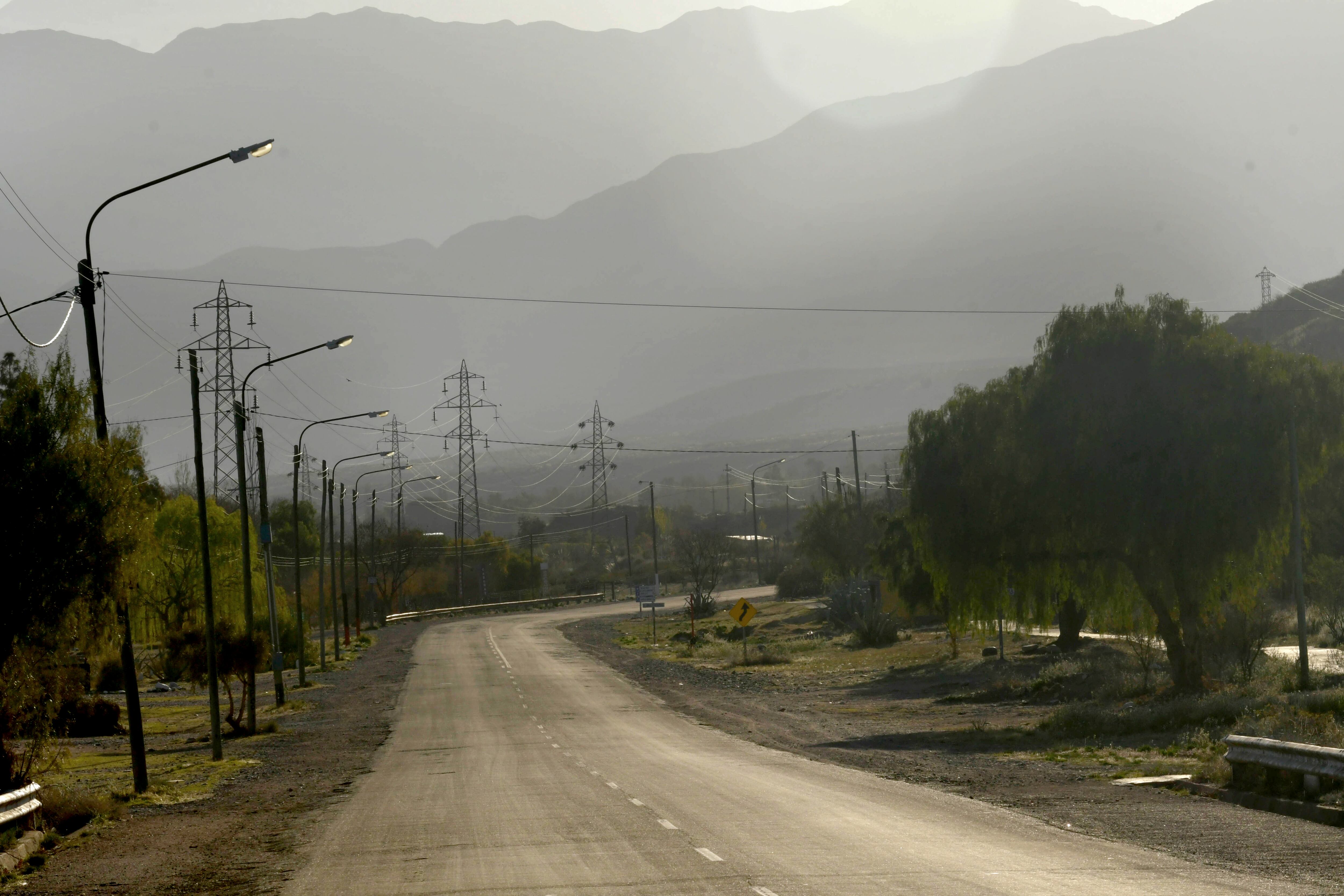 Desolación. Una de las rutas a la montaña exhibe el nulo movimiento de mendocinos este fin de semana.