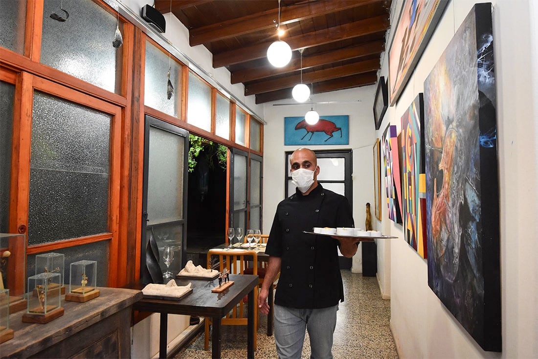 Restauranes secretos 
Son restauranes exclusivos que atienden pocas personas y algunos funcionan en casas particulares.
Facundo Piazza juntos a su madre Mabel cocinan para atender a sus comensales en una galeria de arte.
Foto: Mariana Villa/ Los Andes  