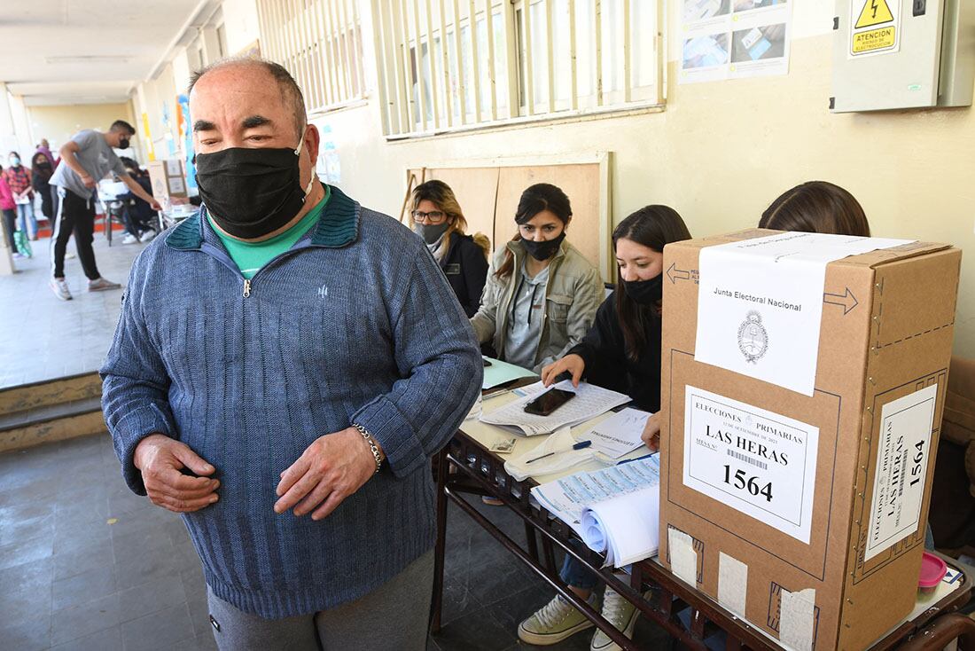 Manuel, tiene la enfermedad de trastorno fronterizo, una afección mental que tiene patrones prolongados de emociones turbulentas o inestables. 
Votó en la escuela Bernardo O´Higgins de Las Heras