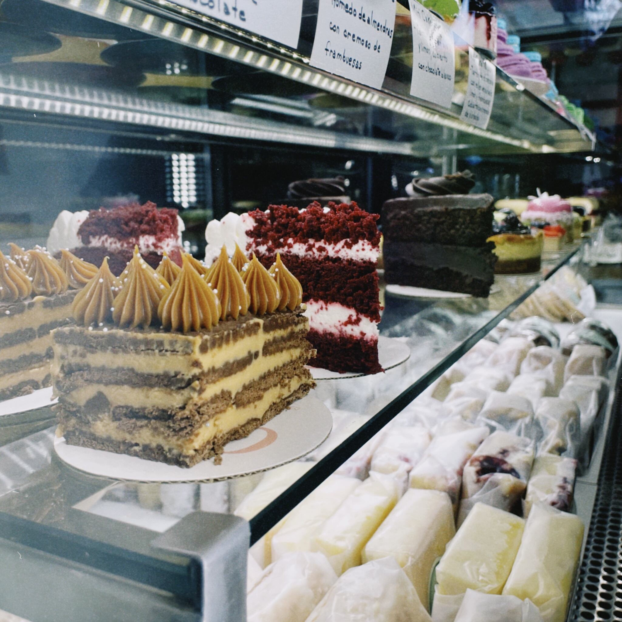 Algunas de las porciones de torta en Albina Pastelería. 