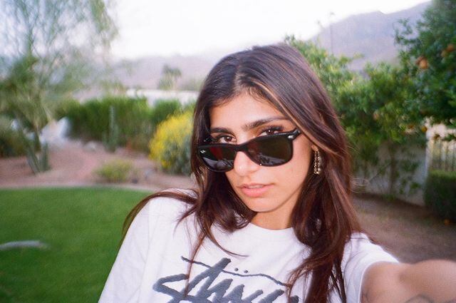 Mia Khalifa posó con la bata abierta