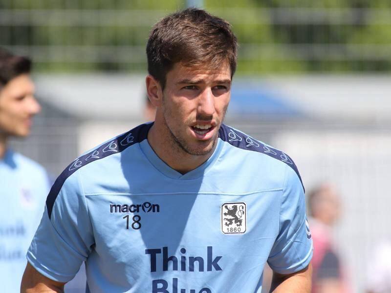 Miloš Degenek vistiendo la camiseta del 1860 de Munich