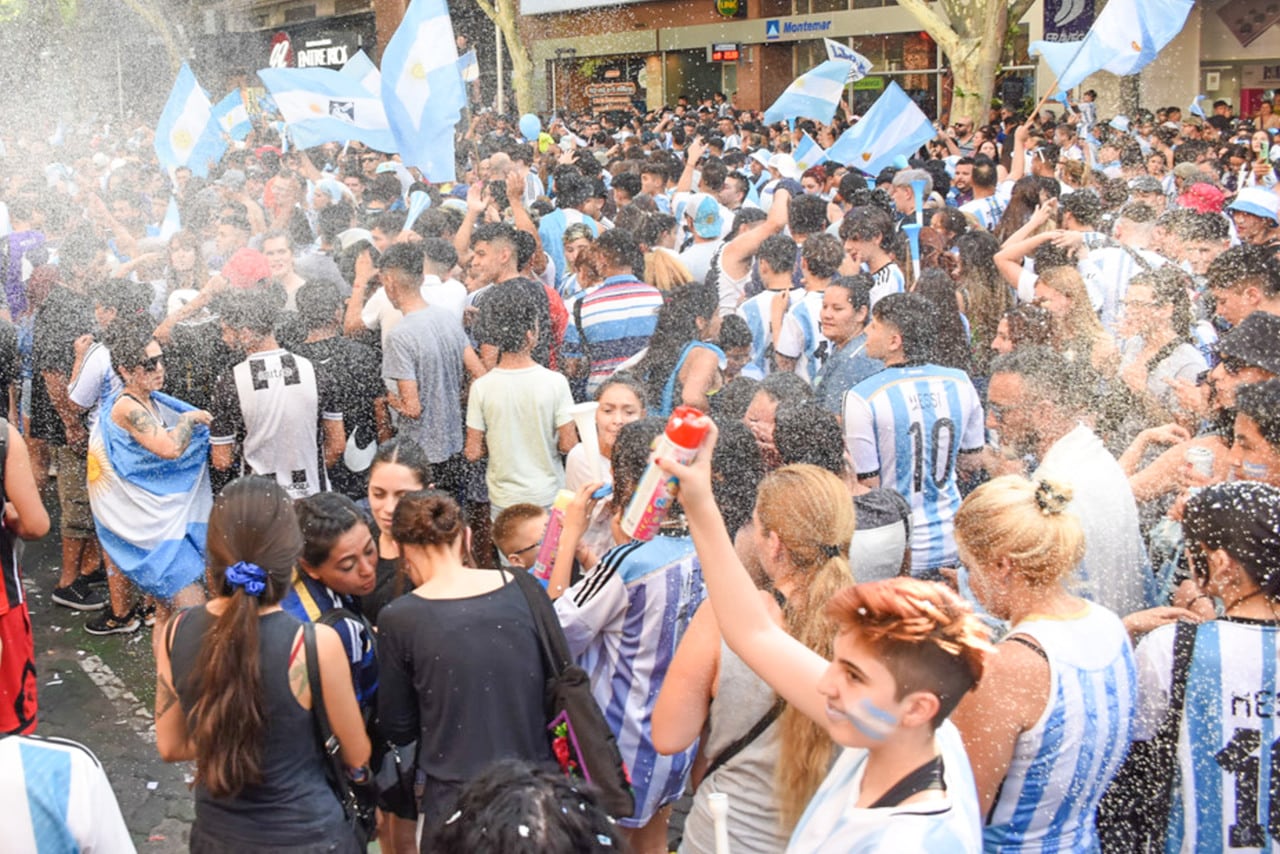 Argentina ya esta en cuarto de final y Mendoza lo festejo así. 
Foto: Mariana Villa / Los Andes