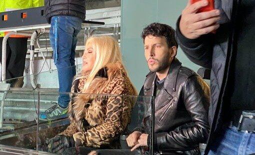 La diva y el cantante colombiano en el partido de ayer, en el Monumental. Foto: @FabianDeCesare.