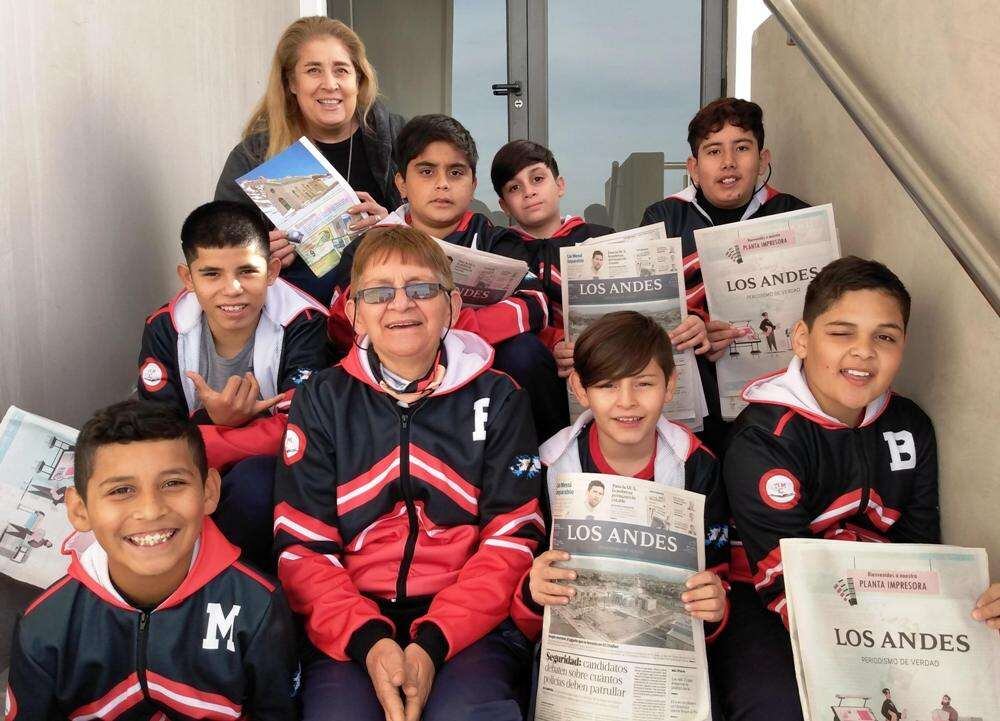 Benja, Andrés, Manuel, Diego, Abel, Bauti y Thiago, acompañados Patricia Prado, su docente y Bibiana Coppi, directora de la escuela.