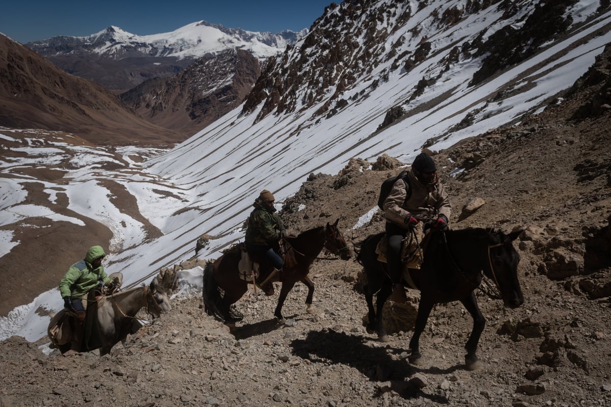 21 de febrero 2021 un grupo de baqueanos cruzando el Portillo Argentino a unos 4400 msnm ubicado en el departamento de Tunuyán. Foto: Ignacio Blanco / Los Andes