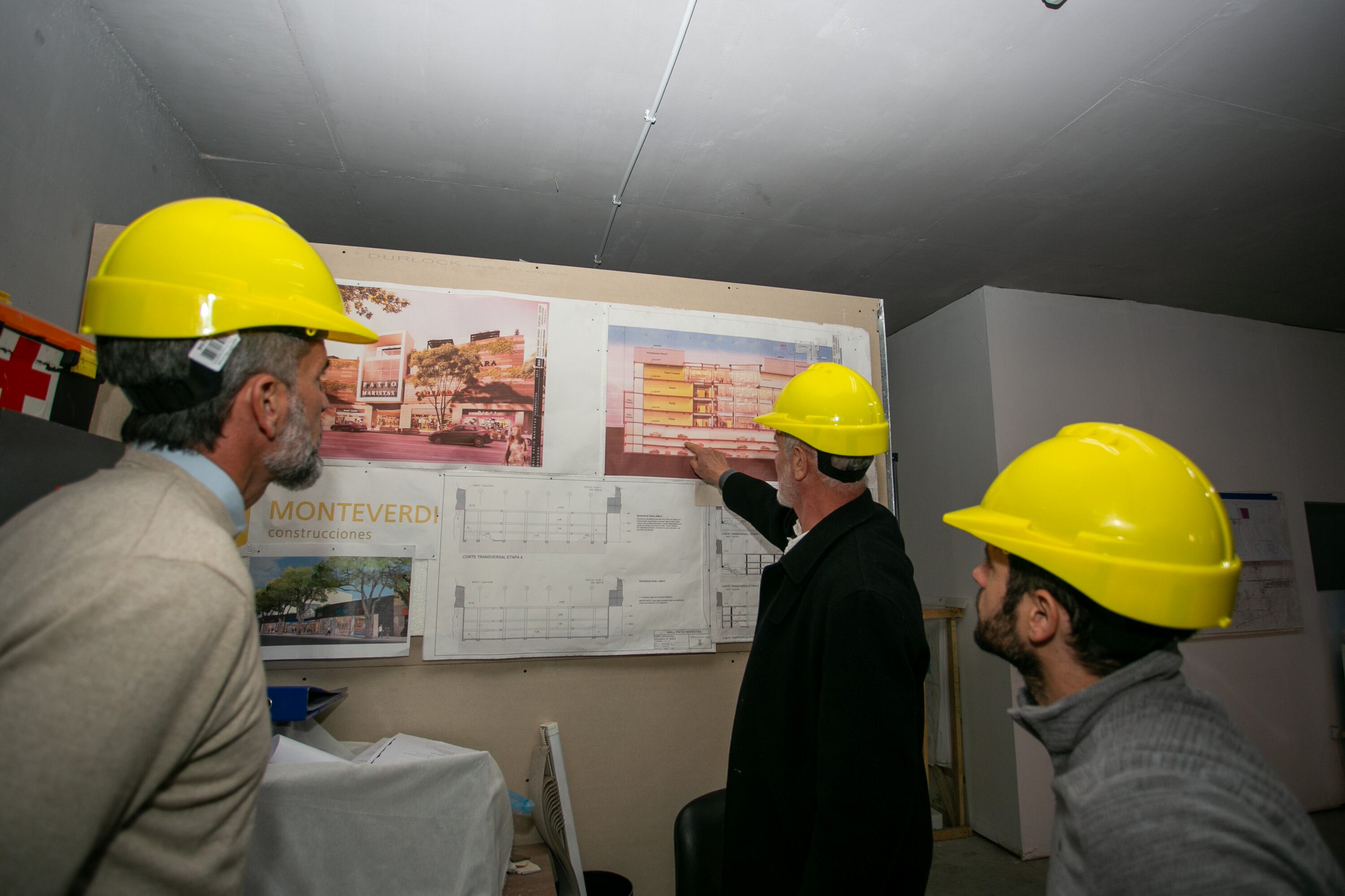 Ulpiano Suarez recorrió el avance de las obras de Patio Maristas. Foto: Municipalidad de Mendoza.