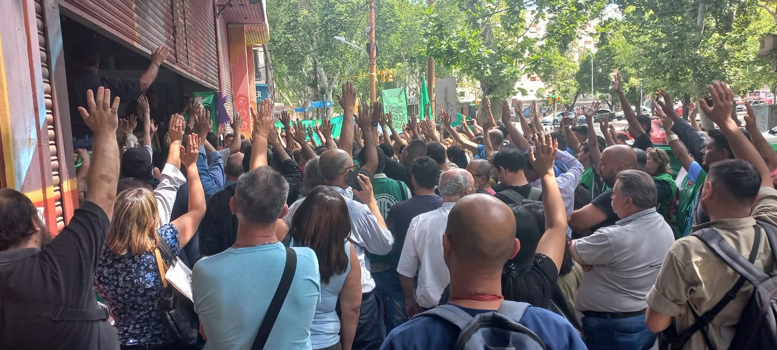 Trabajadores en la puerta de la Subsecretaría de Trabajo