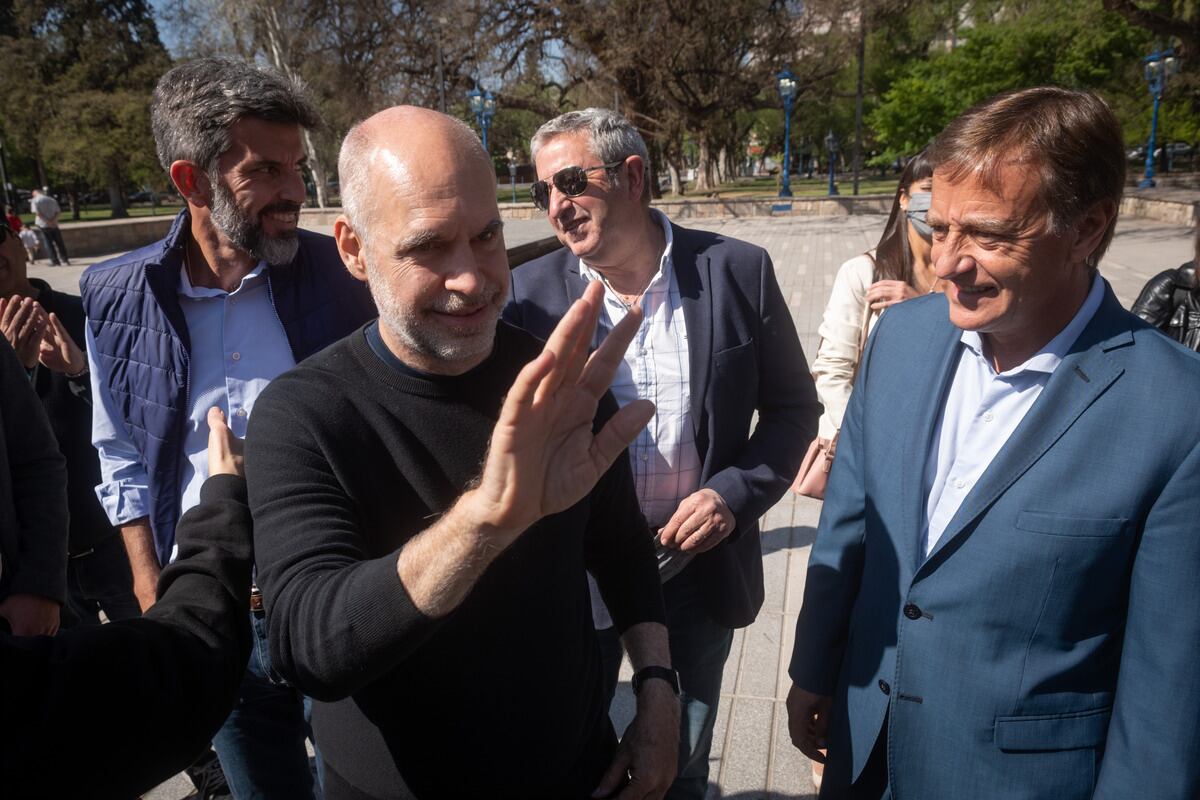 Horacio Rodriguez Larreta estuvo en Mendoza, camino por la Plaza Independencia y la Peatonal Sarmiento junto a Rodolfo Suarez y Ulpiano Suarez. Foto Ignacio Blanco / Los Andes 