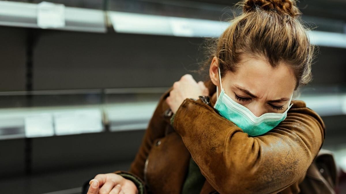 Los expertos aconsejan estar al día con las vacunas de la gripe y del COVID.