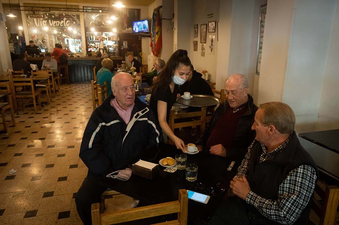 Milagros Yasiulewicz sirve café a Guillermo, Horacio y Rafael en el Café Vía Venetto de Ciudad.
Ignacio Blanco