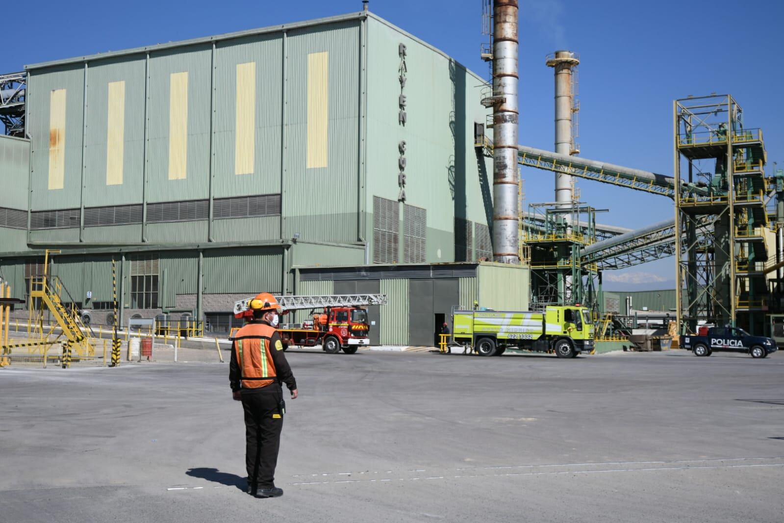 Una de las naves industriales de la cristalería Verallia (Rayén Curá) se incendió este domingo pero bomberos pudieron controlar rápidamente la situación. Foto: José Gutiérrez