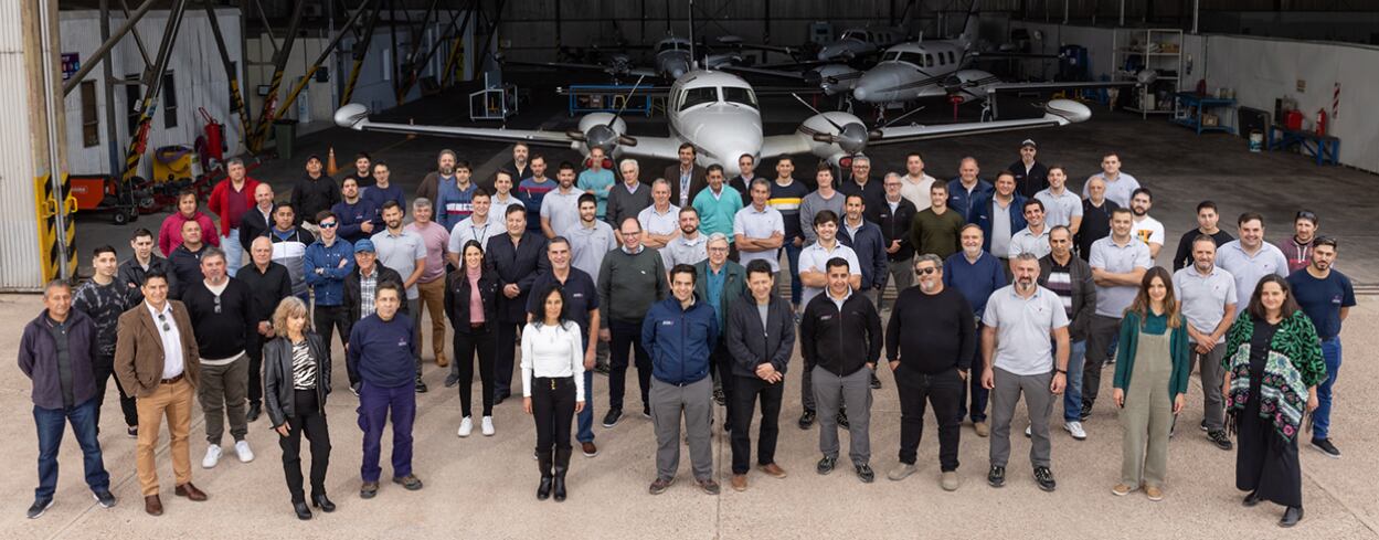 Personal de Aeronáutica Mendoza SA. Foto: web de Aemsa