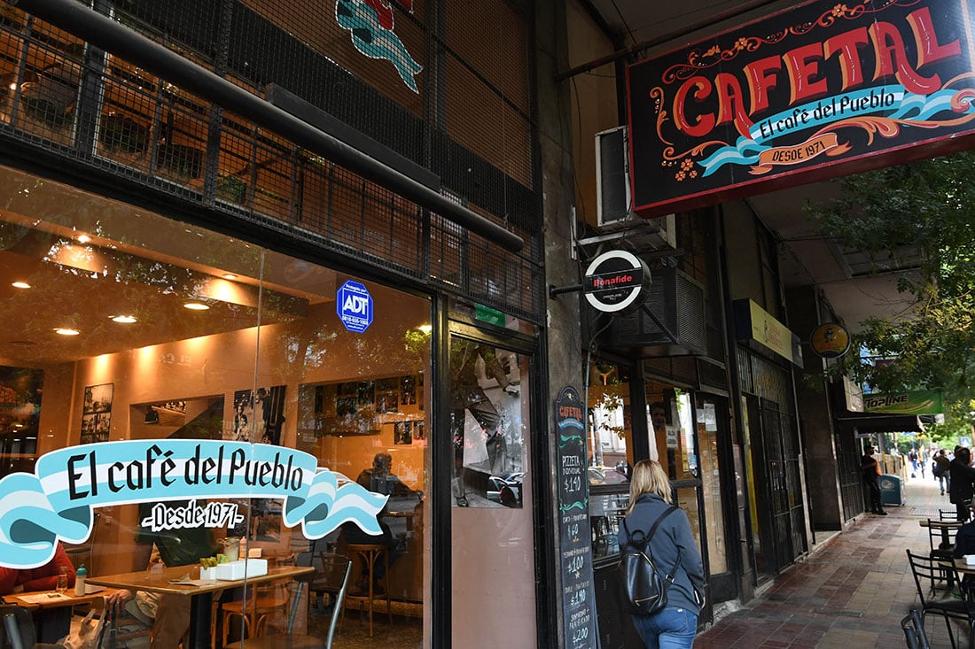 Cafés históricos. El café El Cafetal ubicado en calle Necochea de Ciudad es uno de los históricos cafés de Mendoza.  Foto Marcelo Rolland / Los Andes