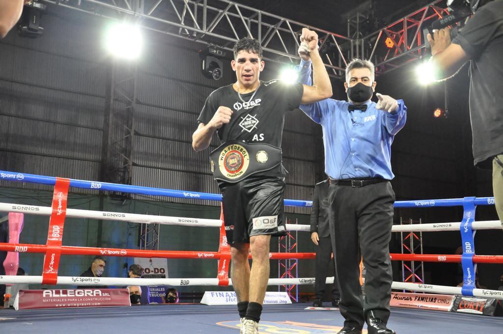 ¡El mendocino Abraham "Turco" Buonarrigo es el campeón Fedebol categoría mediopesado AMB! / Gentileza: Ramón Cairo.