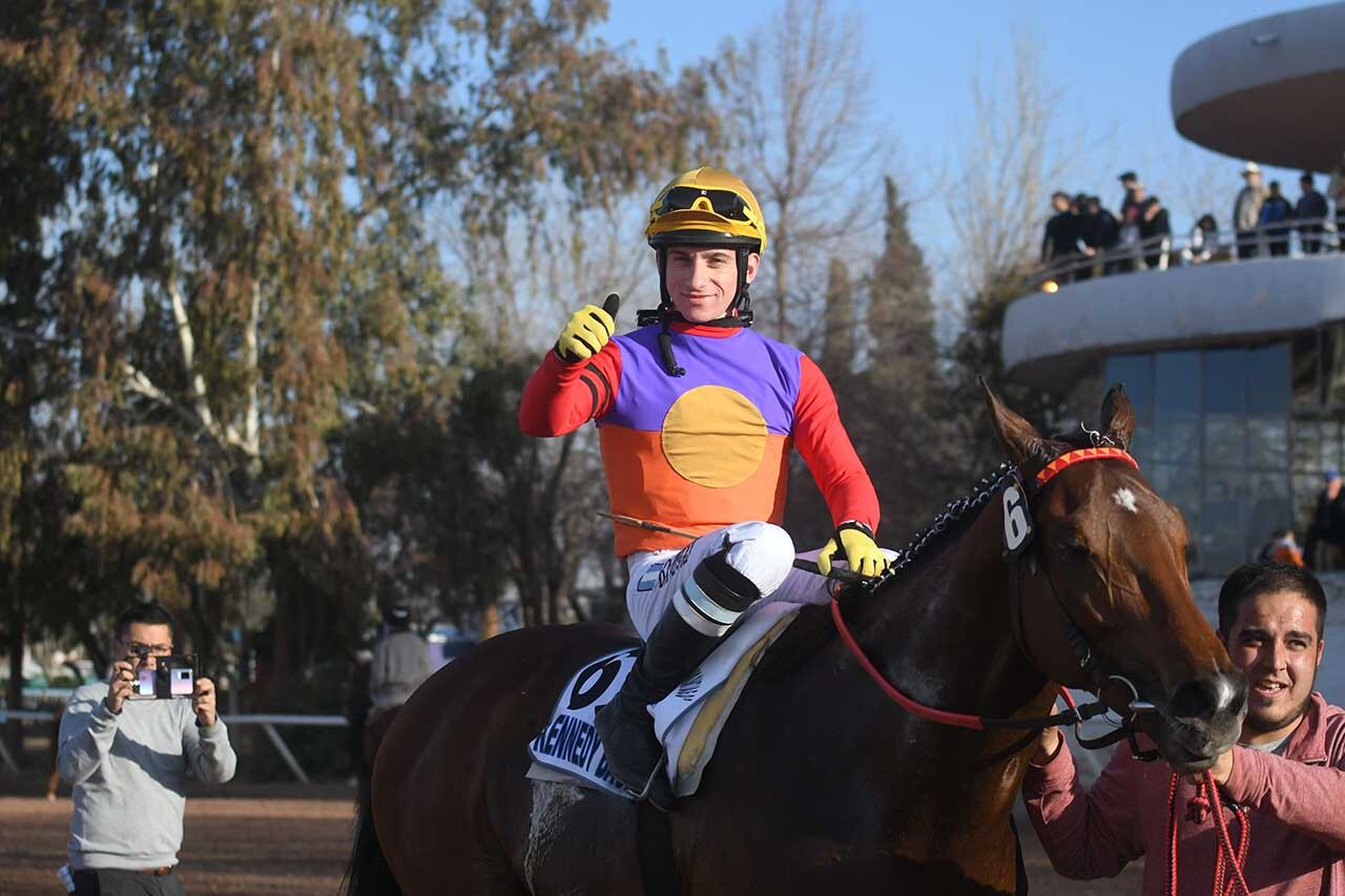  Kevin Banegas, jockey del caballo ganador

Foto: José Gutierrez / Los Andes