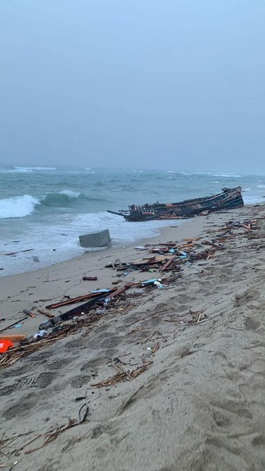 La embarcación de migrantes que chocó frente a la costa italiana. Foto: Twitter/@RescueMed