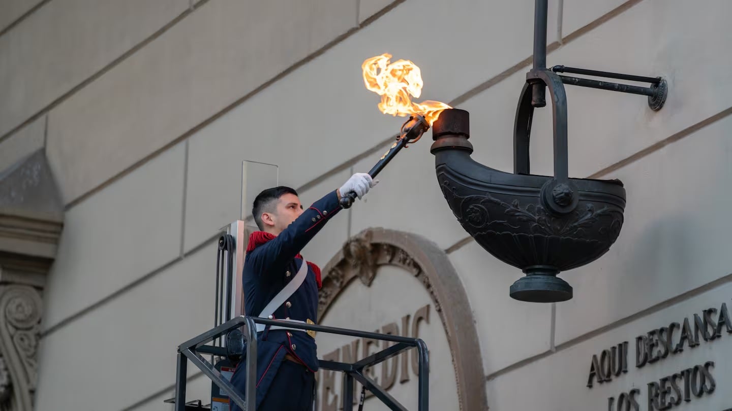 Así encendieron la llama votiva. Foto: TN.