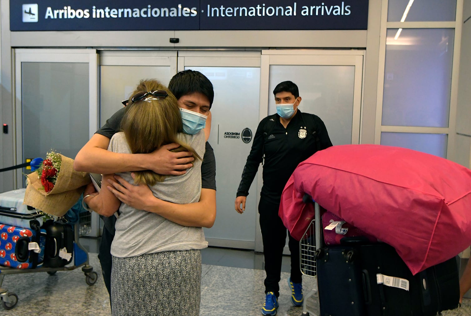 Los llegados de afuera. Hubo varados y vuelos cancelados- Foto: Orlando Pelichotti / Los Andes