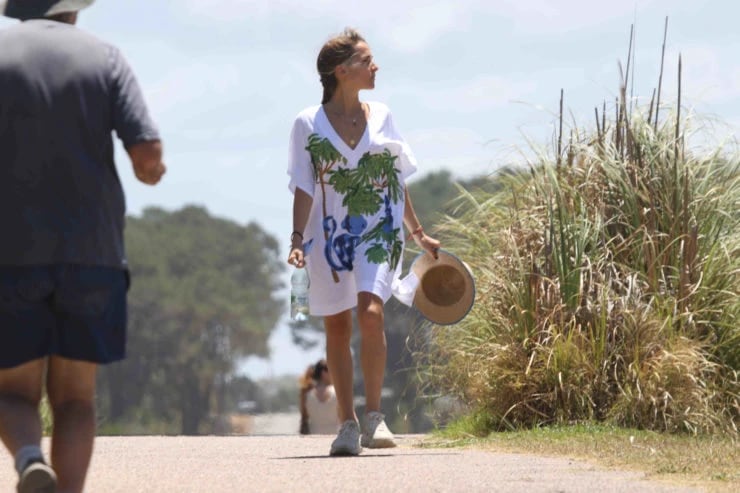 Ámbar de Benedictis usó un look hippie en Punta del Este