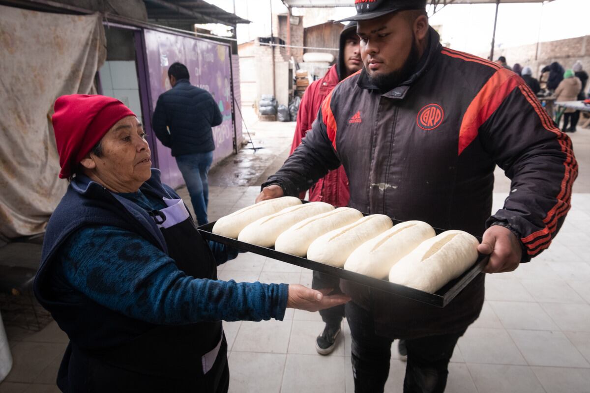 Movimiento Evita, Maipú. Mujeres referentes unidades productivas ayudan en el merendero Luz del Alma donde dan merienda para 300 niños por día, ubicado en el barrio 25 de mayo de Rodeo del Medio donde también realizan costura y elaboran conservas. En el Sum y playón deportivo, Micaela García realizan tareas de contención para las familias del barrio Unidos por una Esperanza. Foto: Ignacio Blanco / Los Andes 