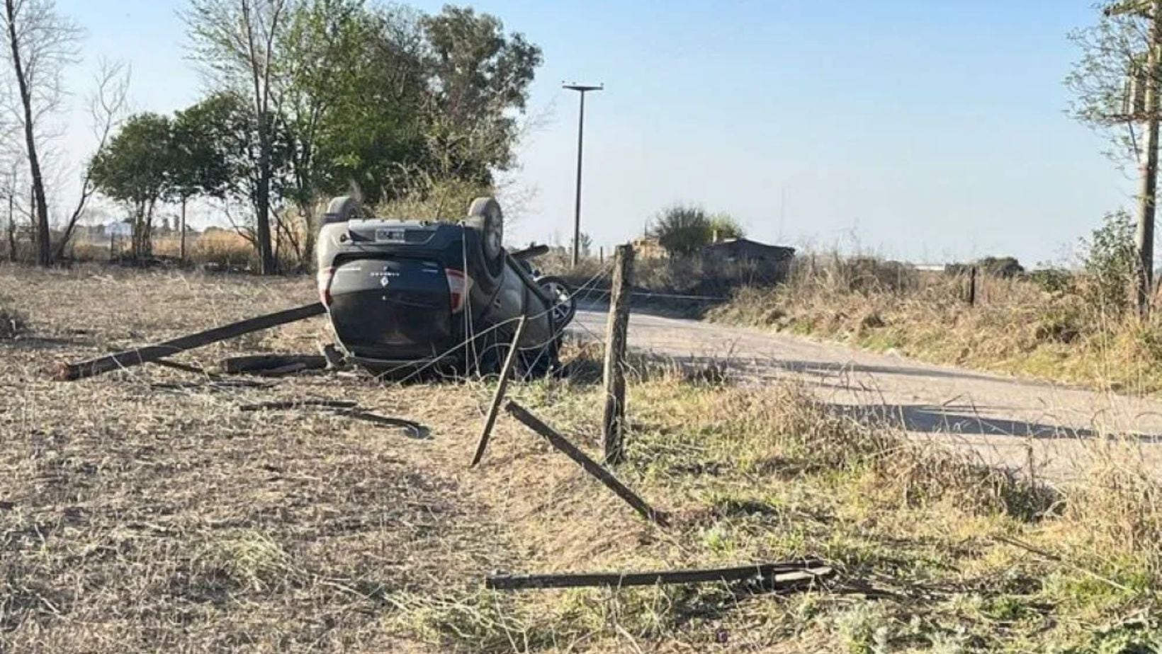 Accidente fatal. Aparentemente la niña de 12 años perdió el control de vehículo, chocó contra un poste y volcó.