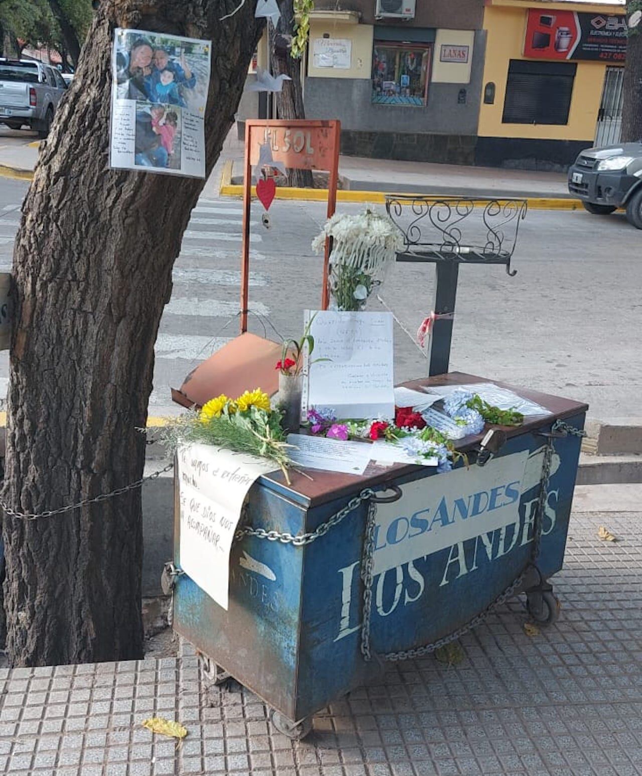 Emotiva despedida de vecinos de la Quinta Sección a Juan, un querido vendedor de diarios. Foto: Gentileza