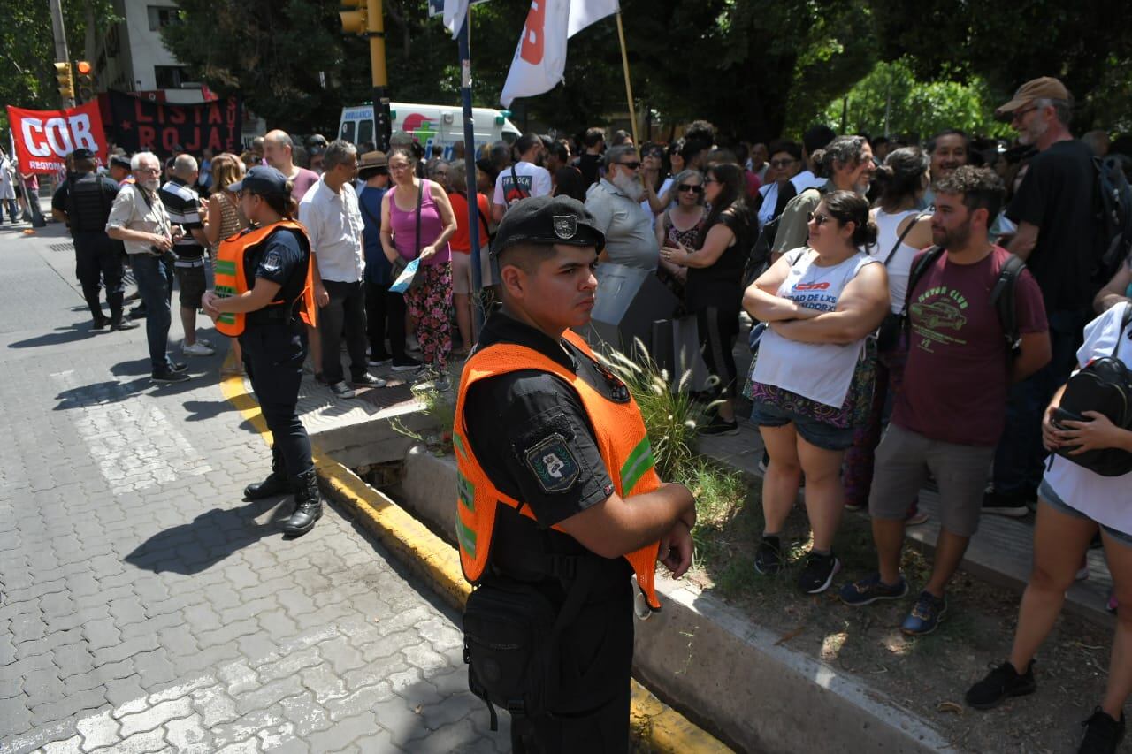 Demoras y caos vehícular en el centro de Mendoza  por una marcha en contra del DNU de Milei. Foto: Ignacio Blanco / Los Andes.