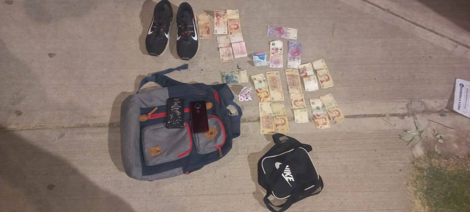 Con las características aportadas por los damnificados, lograron capturarlos en calle Saavedra y Mitre de Guaymallén, finalizando en la aprehensión de los sujetos y recuperando de esta manera, “la mochila, las zapatillas, celulares, gorritas y dinero en efectivo”.