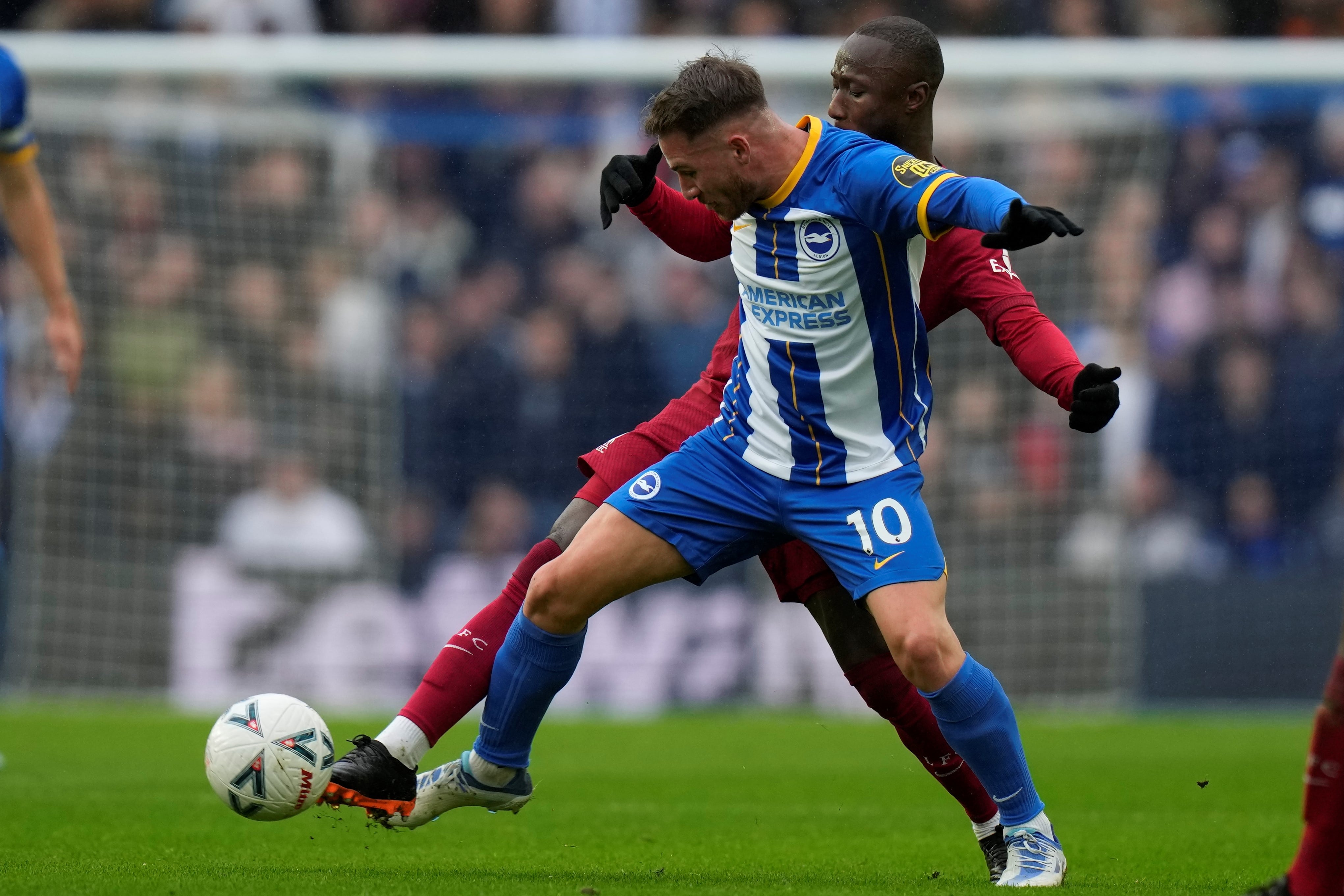 El argentino Mac Allister con la 10 del Brighton. (AP)