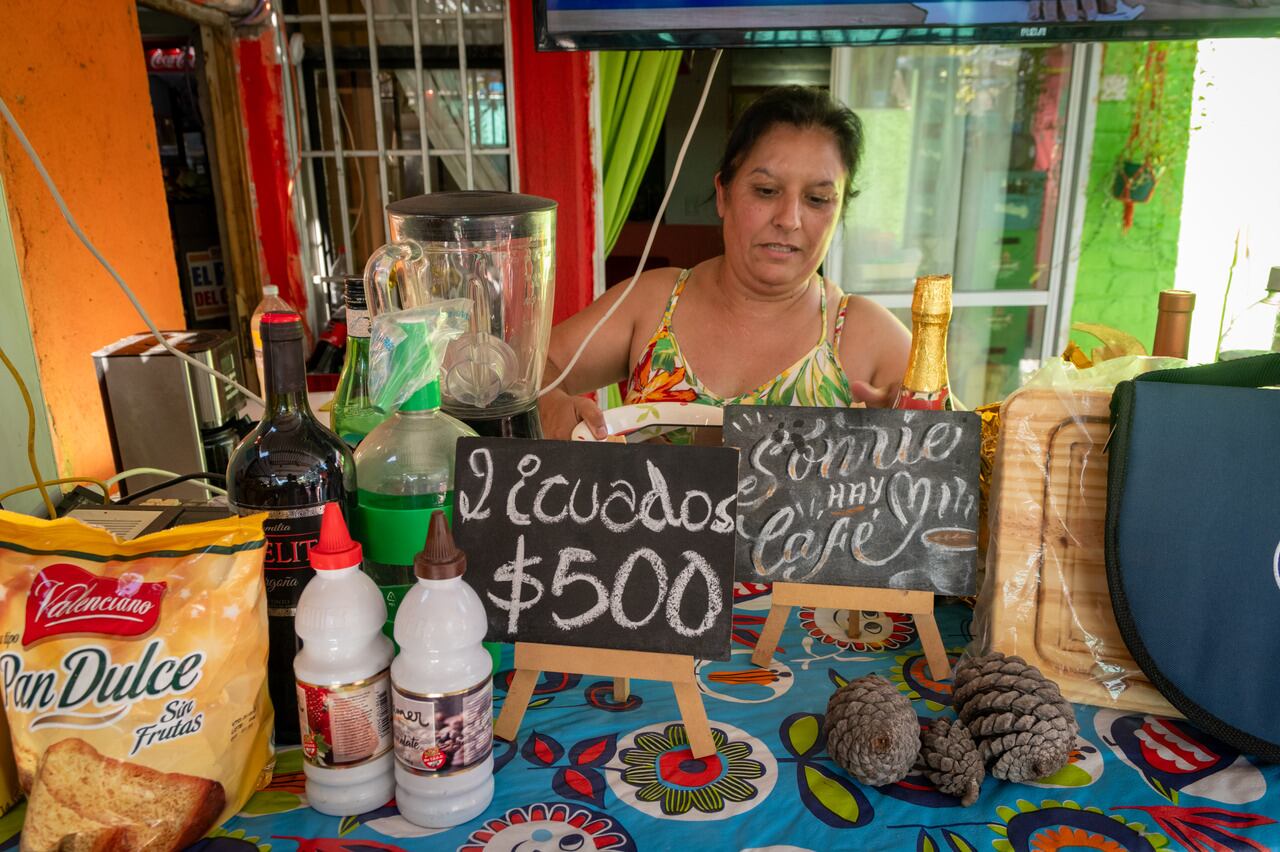 Casi 100 personas en situación de calle comieron y celebraron la Navidad juntas en un kiosco de Godoy Cruz. Foto: Ignacio Blanco / Los Andes.