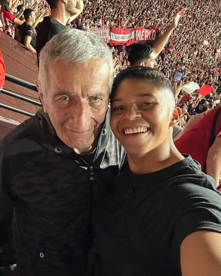 Juan Ramón Verón y Agustina Amaro en la tribuna festejando la Copa Argentina en Lanús. Foto: Instagram.