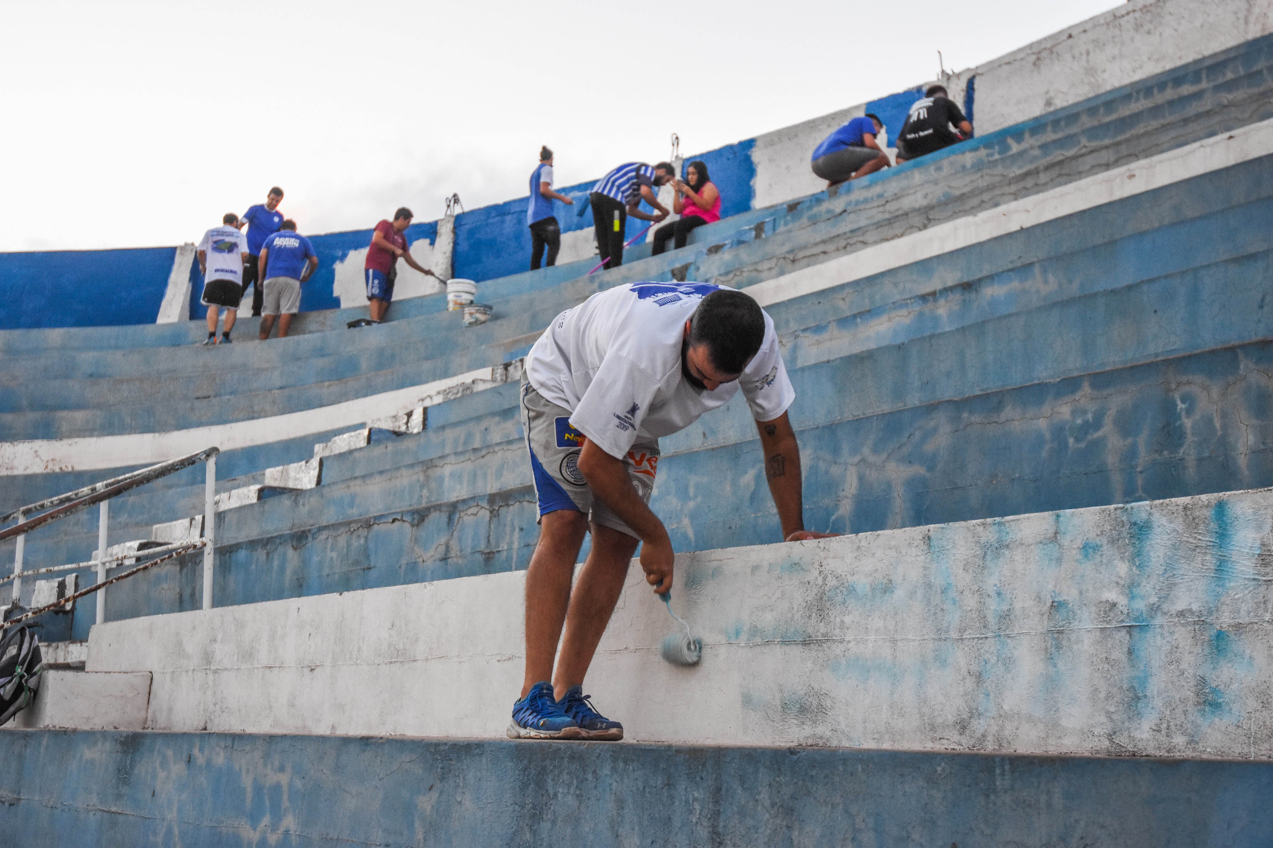 Mendoza 30 de marzo 2021 Sociedad 
Mejoras edilicias en el Estadio Feliciano Gambarte, Godoy Cruz. 
Algunos simpatizantes del club asisten a colaborar con los trabajos de pintura.
Foto: Mariana Villa / Los Andes