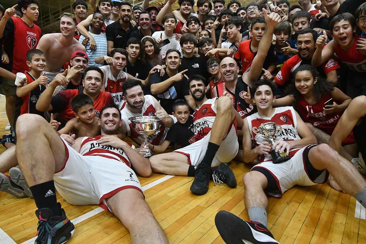 Final Anual: Atenas Sport Club le ganó a Rivadavia Básquet en el polideportivo "Torito" Rodríguez y dio la vuelta olímpica en el título que se suma al historial, después de 8 años. Foto: José Gutierrez / Los Andes 