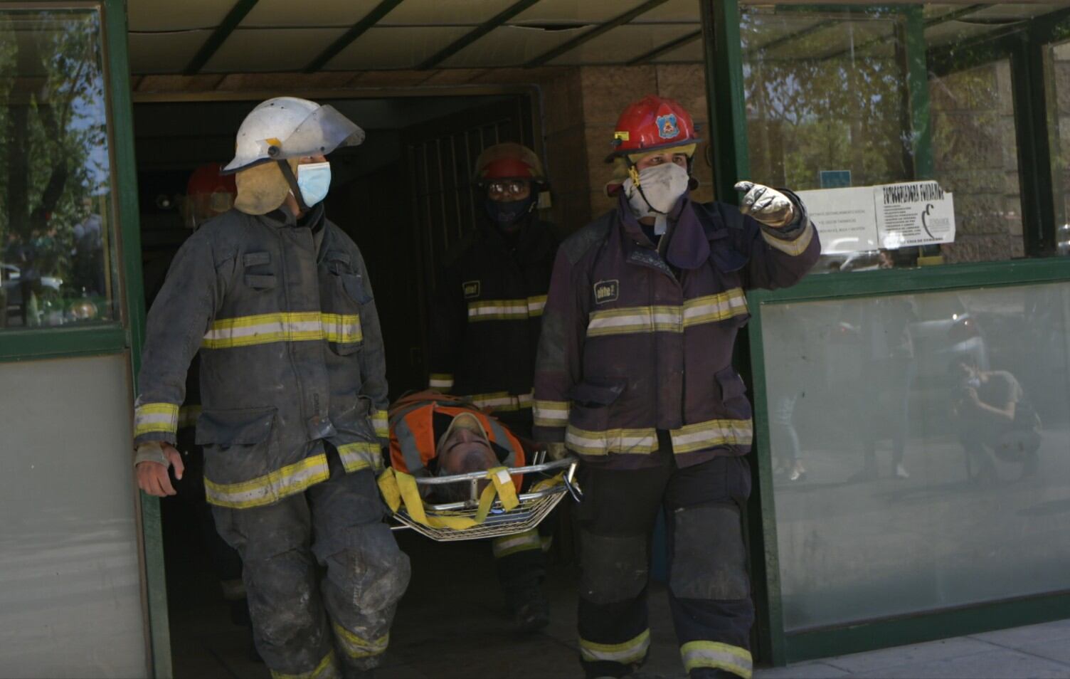 Así fue el impactante y masivo simulacro de evacuación de la Casa de Gobierno. Foto: Orlando Pelichotti / Los Andes.