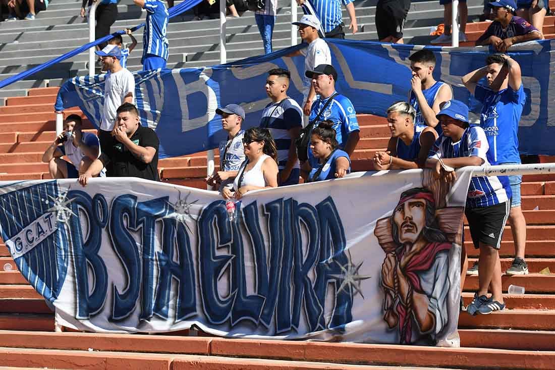 La popular colmada de hinchas alentado al tomba en una tarde donde Godoy Cruz ganó por 2 tantos contra 1 a Banfield.
Foto: José Gutierrez.