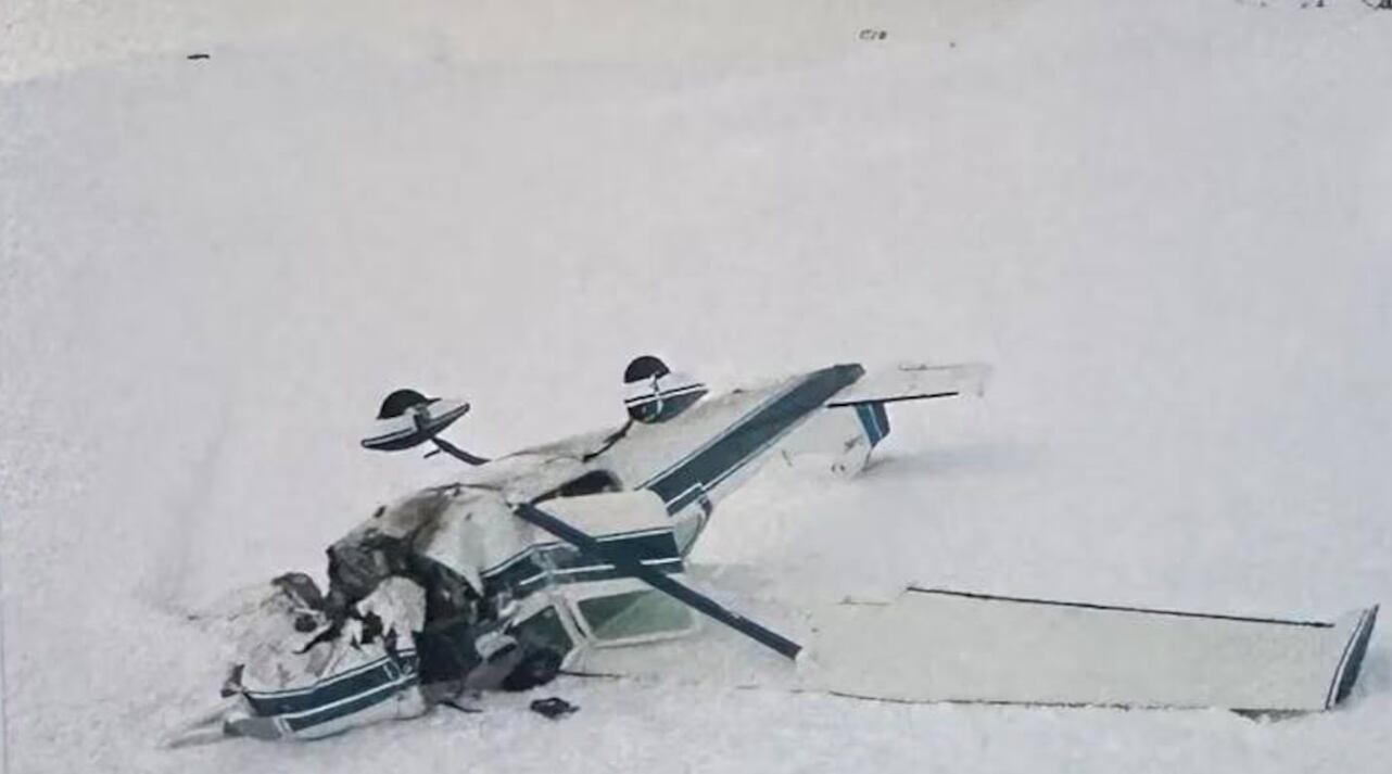 Milagro en el Cerro Chapelco, se cayó una avioneta y sus cuatro pasajeros resultaron ilesos. Foto: TN