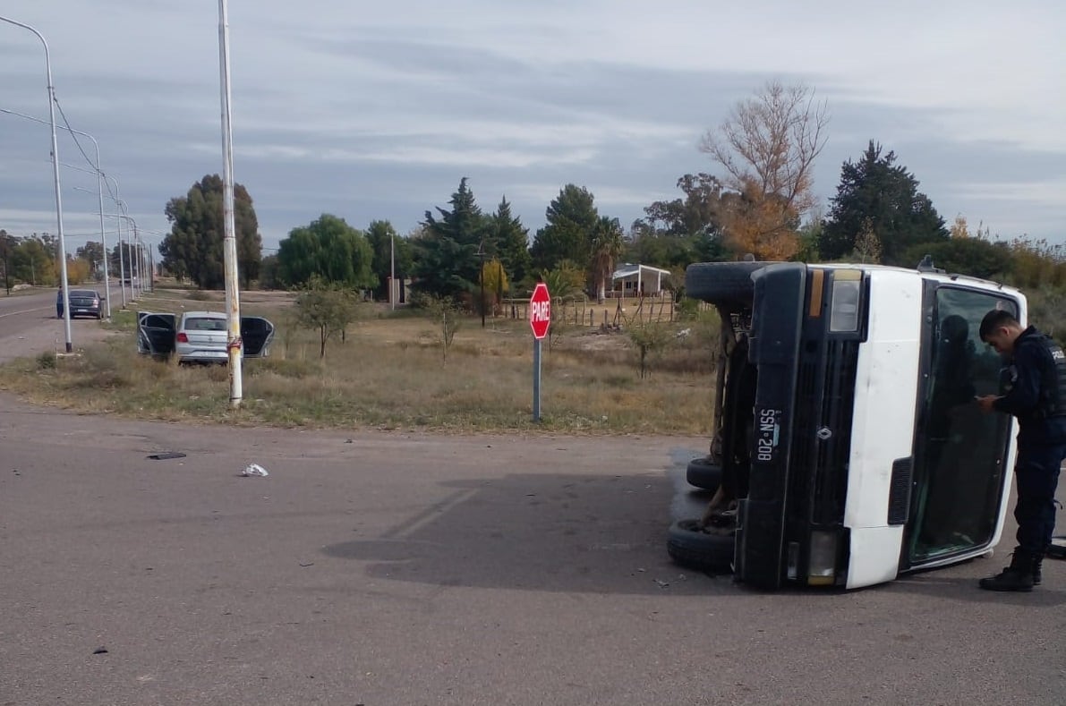 Impactante choque y vuelco dejó a dos mujeres heridas en Santa Rosa. | Foto: Ministerio de Seguridad y Justicia